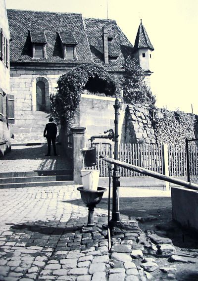 Männerrunde: Wasserbrunnen in Vach