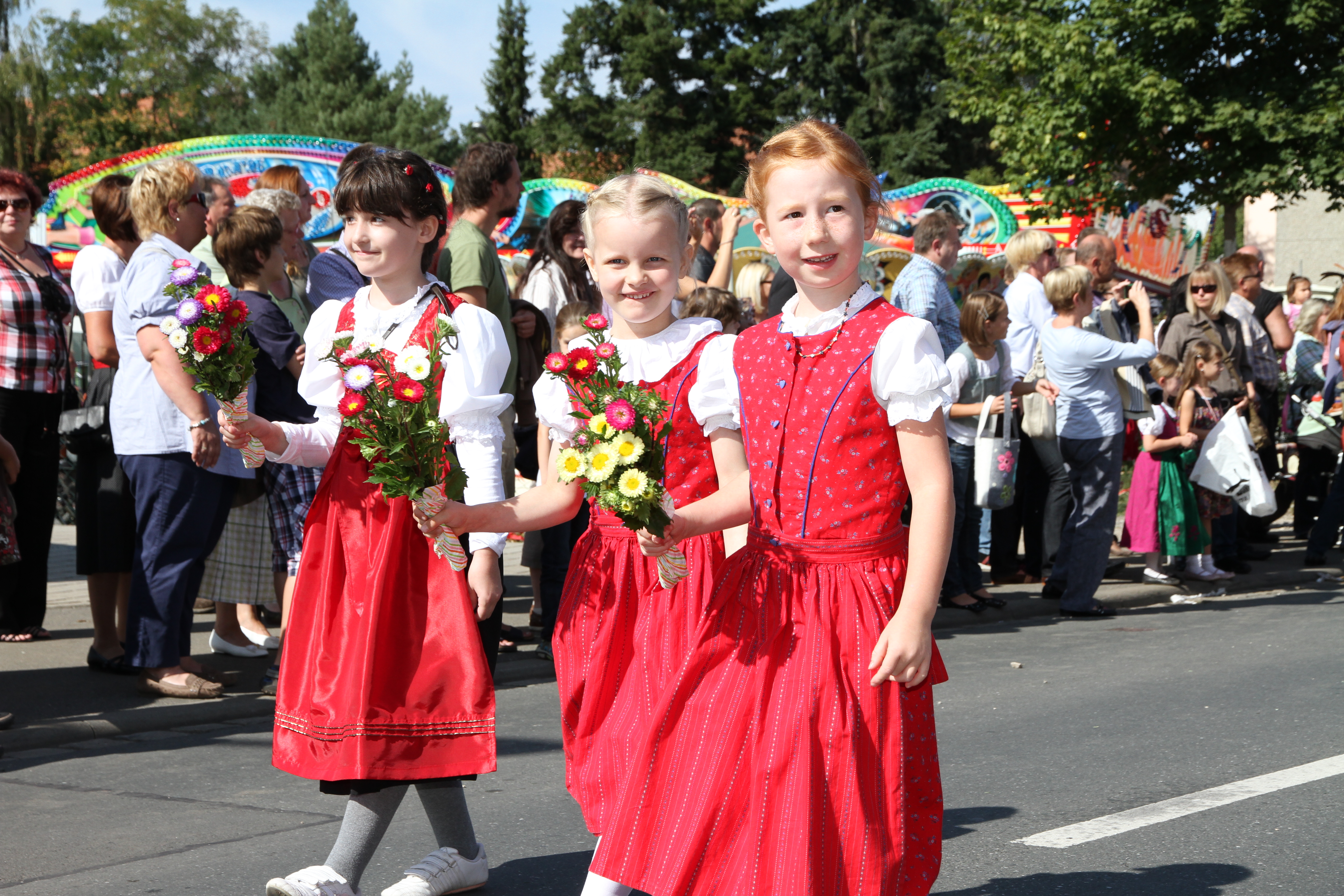 Kirchweihzug mit Kirchenmodell