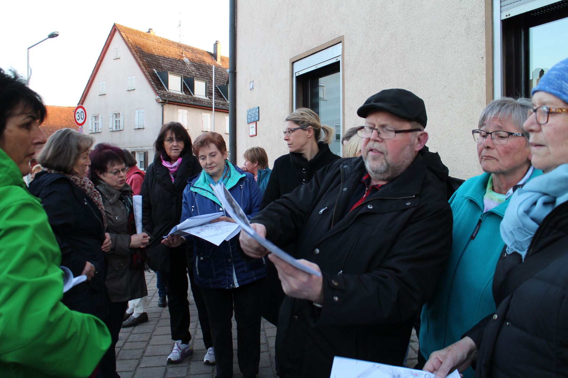VachFrauen: Brunnen in Vach