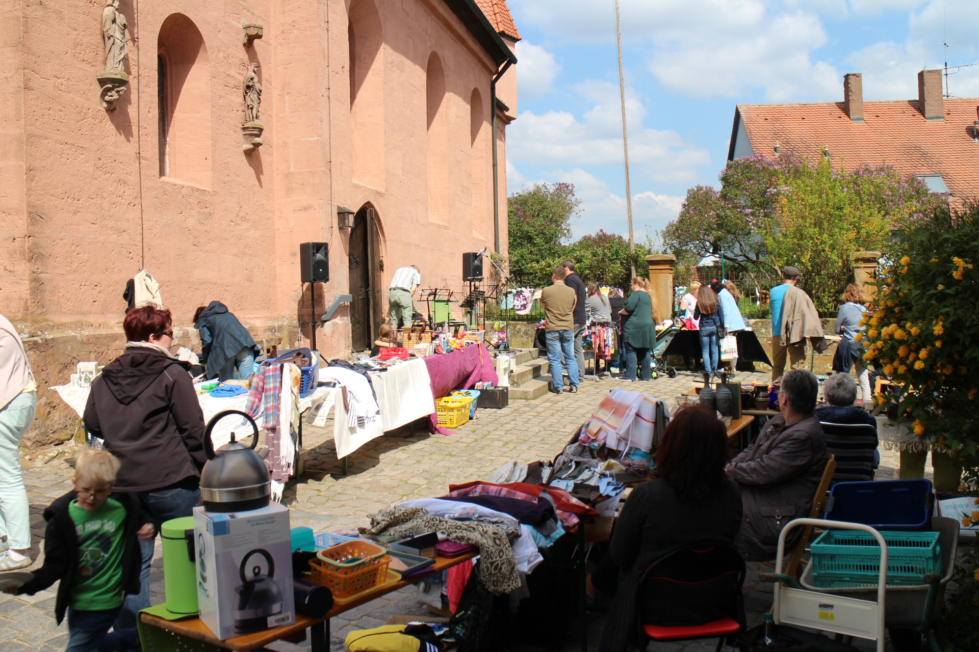 VachFrauen: Flohmarkt rund um die  Vacher Kirche