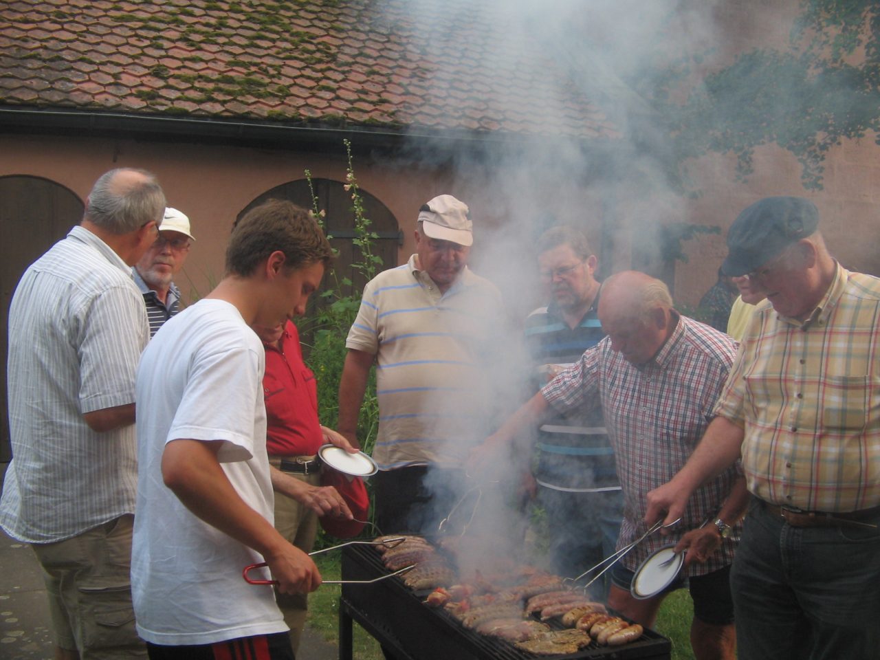 Männerrunde: Sommerabend am Grill unter dem Ginkgo-Baum