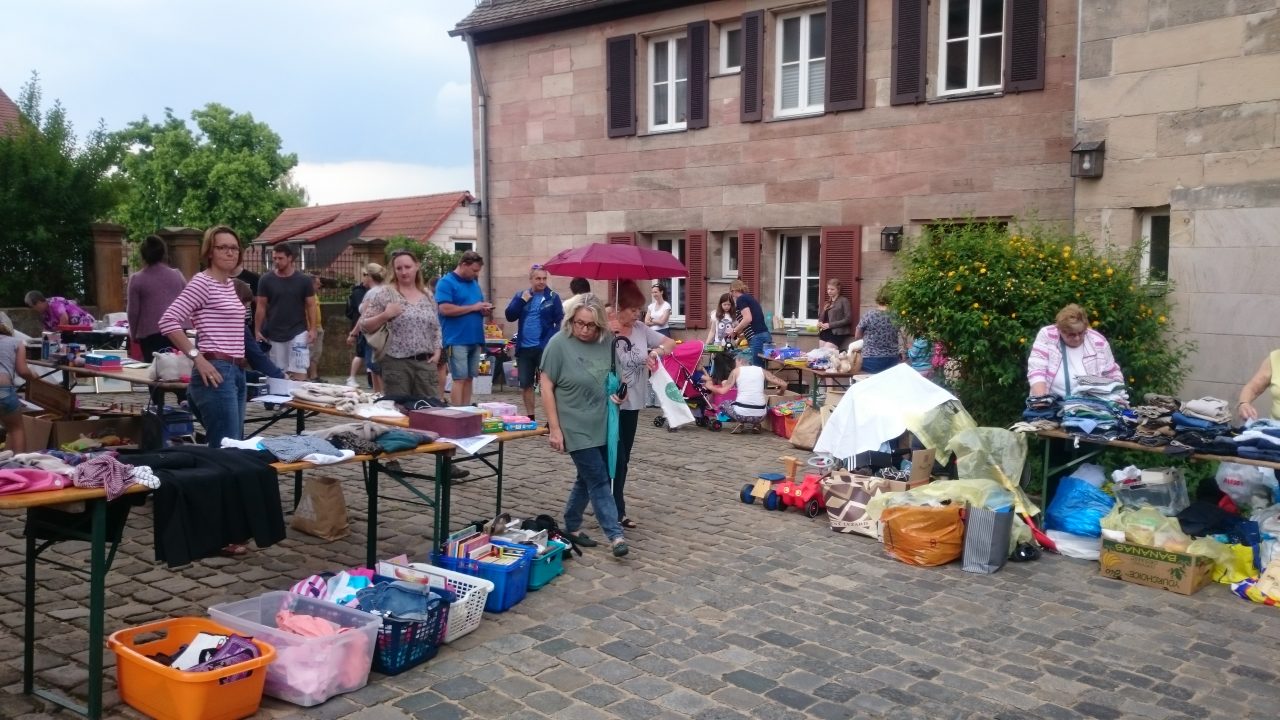 Vachmarkt rund um die Kirche