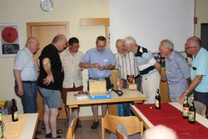 Markus Feis zeigt wie die EinDollarBrille auf einer einfachen Biegemaschine von Menschen vor Ort hergestellt wird.