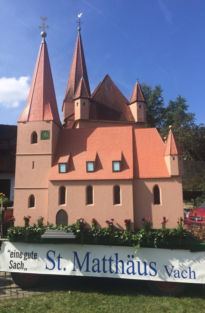 Vacher Kirchweihzug mit Kirchenmodell